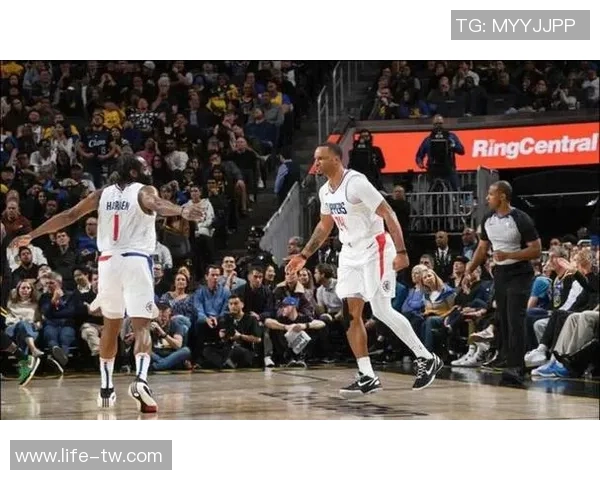 快船与开拓者季后赛对决回顾及精彩瞬间分析